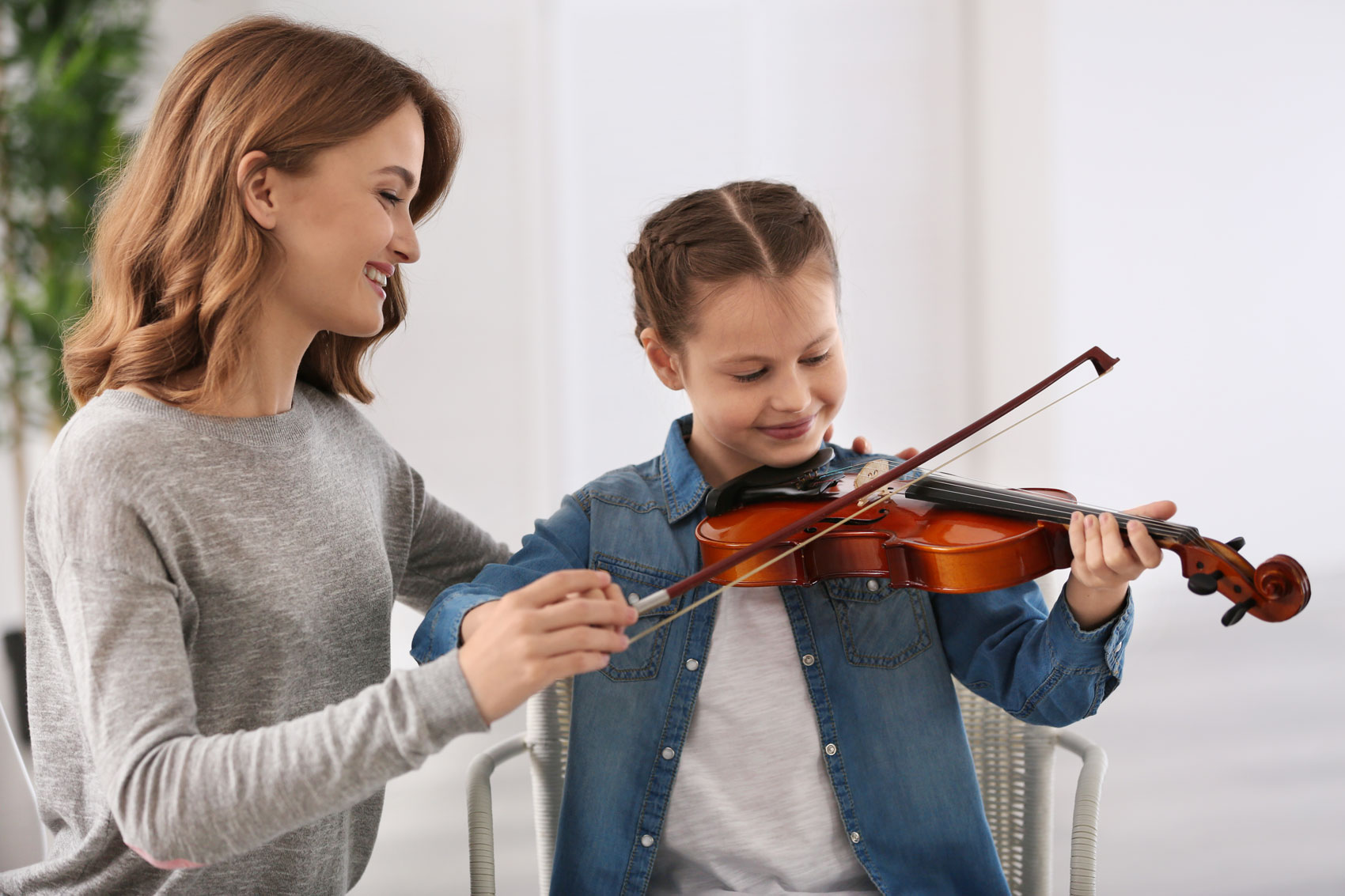 Можно ли научиться на скрипке. Скрипка для детей. Учитель и ученик скрипка. Скрипка и ученица. Скрипка учитель и дети.